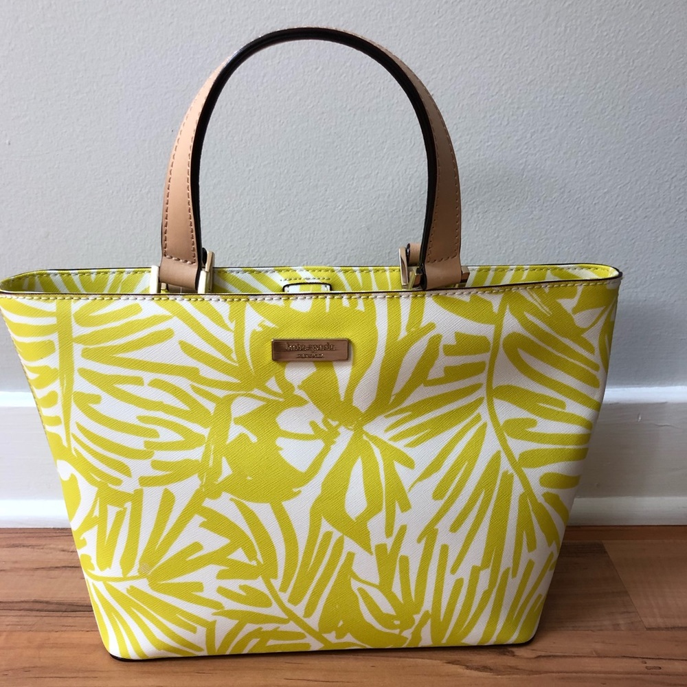 BRAND NEW! Katespade purse with no stains and tags